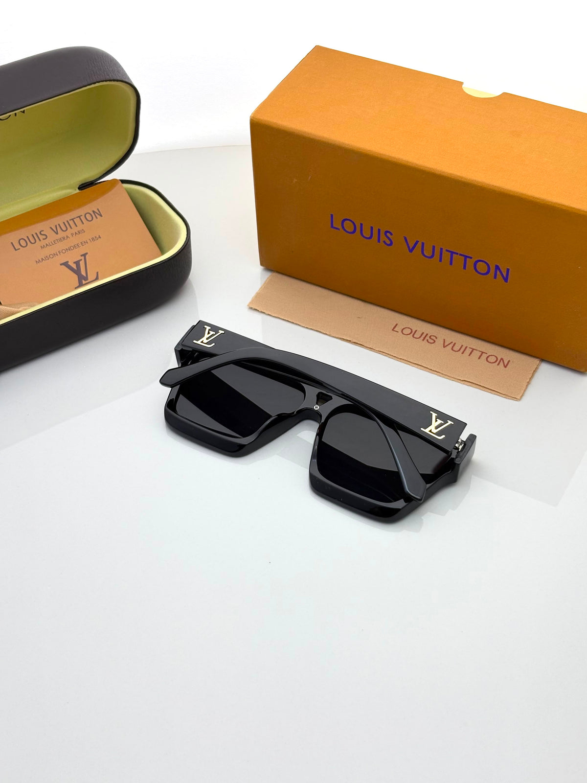 LOUIS VUITTON 1502 GOLDEN BLACK