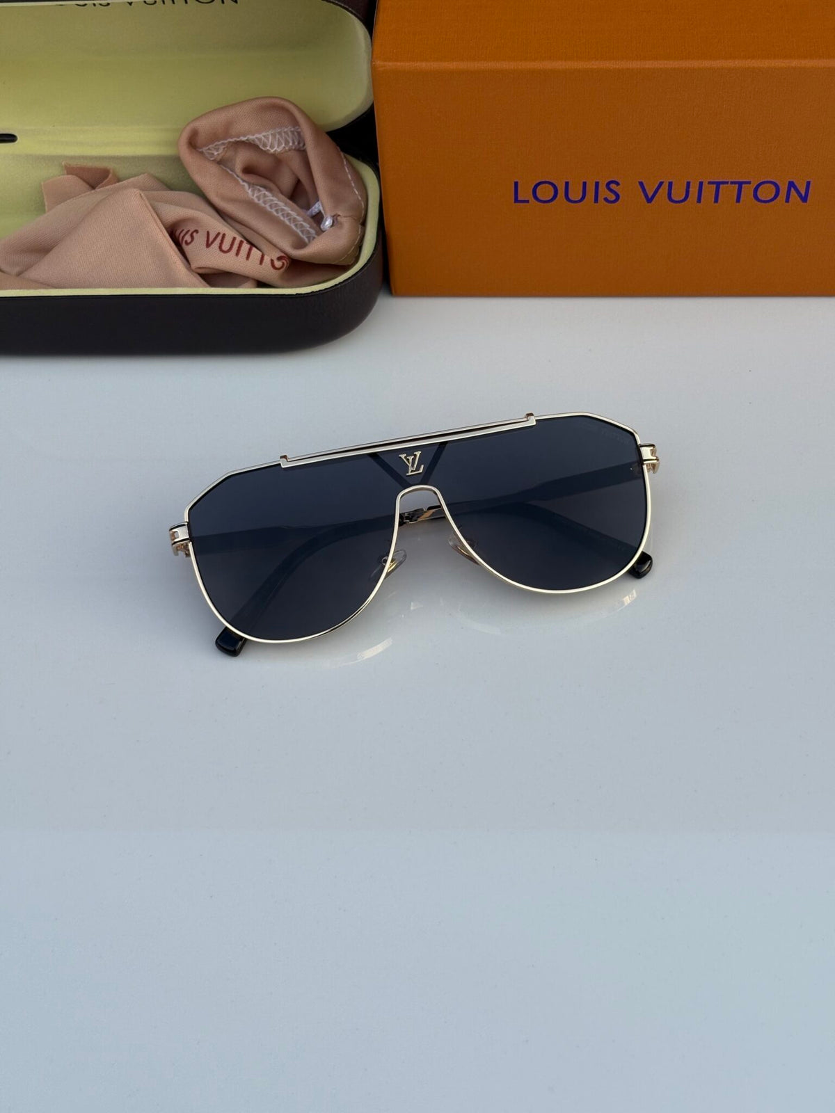 LOUIS VUITTON 22295 GOLDEN BLACK UV-400 SUNGLASSES