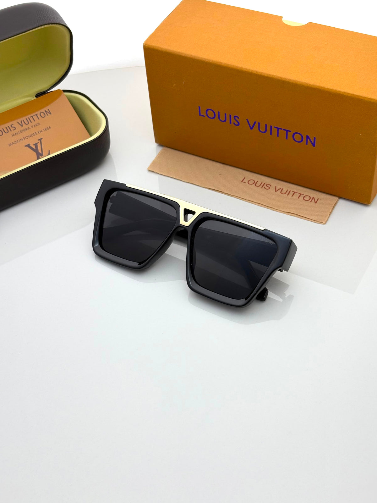 LOUIS VUITTON 1502 GOLDEN BLACK